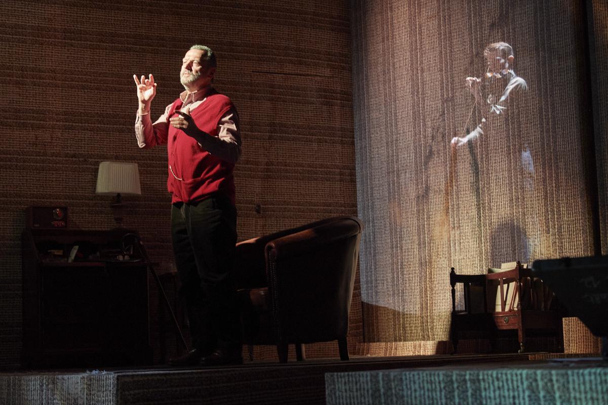 impressions/The Suitcase_play_131.jpg