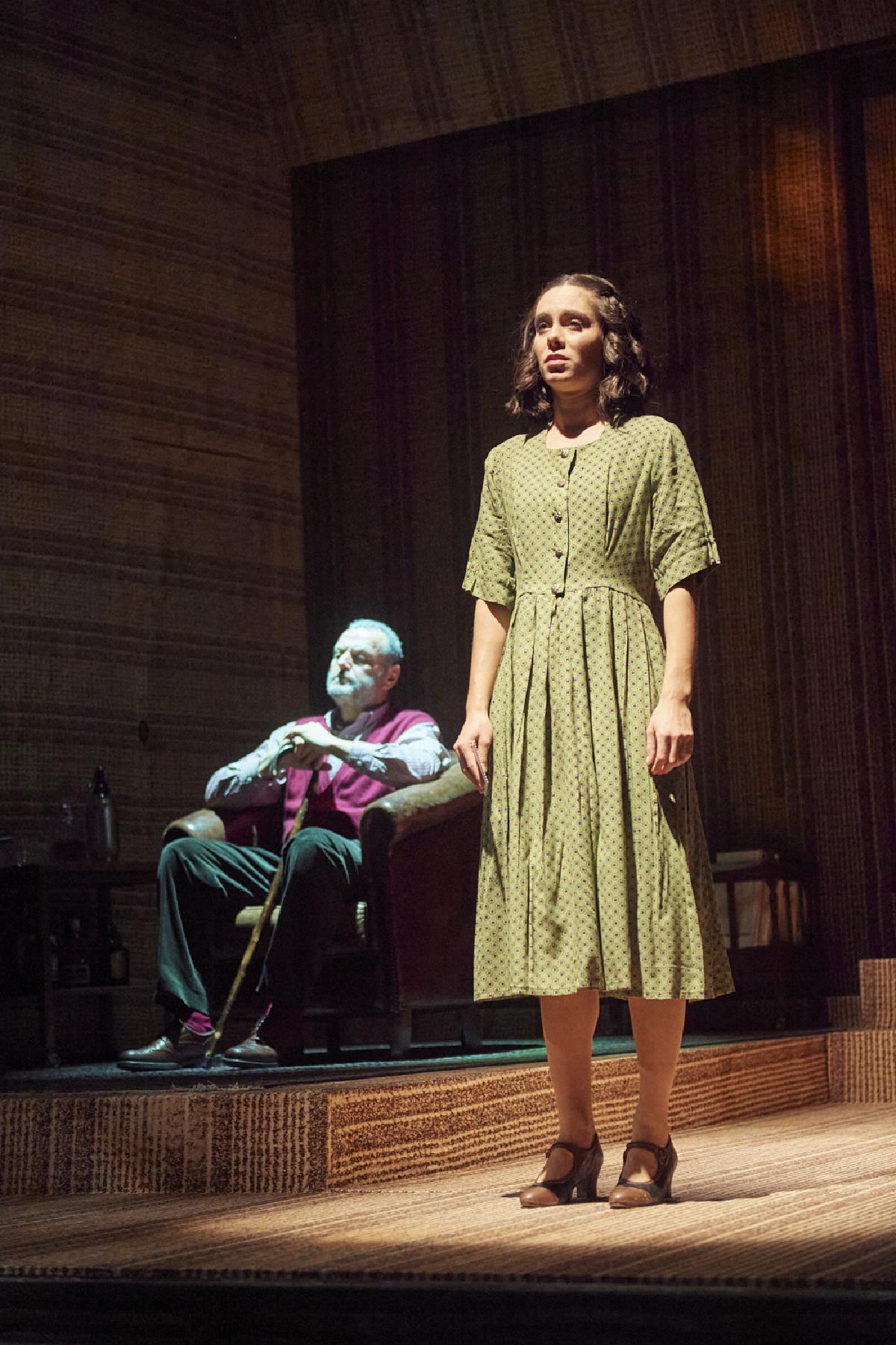 impressions/The Suitcase_play_152.jpg