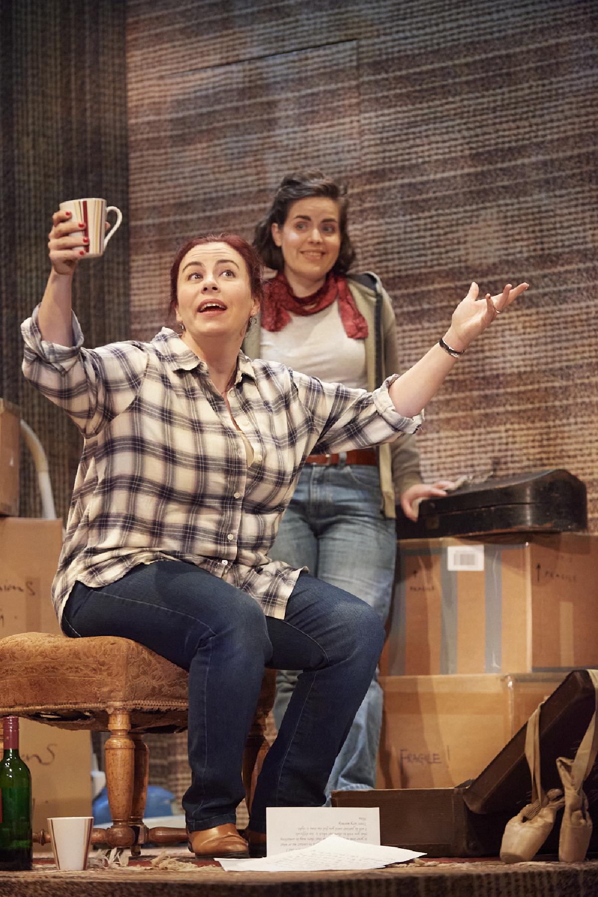 impressions/The Suitcase_play_355.jpg