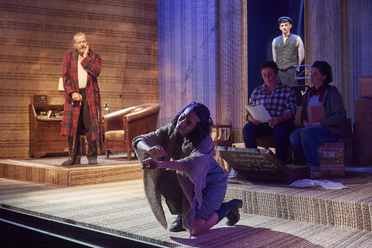 impressions/The Suitcase_play_424.jpg