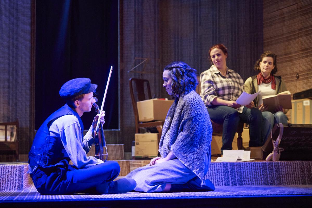 impressions/The Suitcase_play_442.jpg