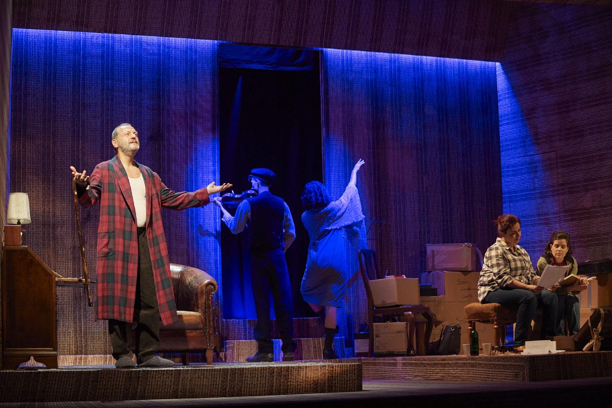 impressions/The Suitcase_play_458.jpg