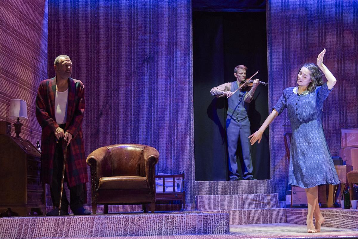 impressions/The Suitcase_play_539.jpg